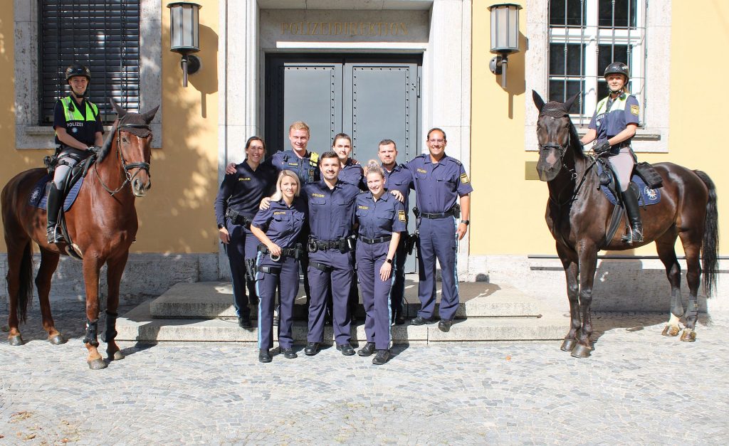 Polizeioberrat Bernhard Huber mit den Neuzugängen der Polizeiinspektion Regensburg Süd und Unterstützungskräften der Reiterstaffel Mittelfranken Foto: POK Reitmeier, PI Regensburg Süd