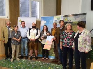 von links Prof Weiger, Inge Steidl, Buergermeister Hermann Mertel, Gewinner der Wiesenmeisterschaft 2023: Norbert und Cornelia Uebler, Richard Mergner, Stephan Sedlmayer, Christine Hertrich, Dr Sabine Heinz. Foto: Marion Betzler, BN