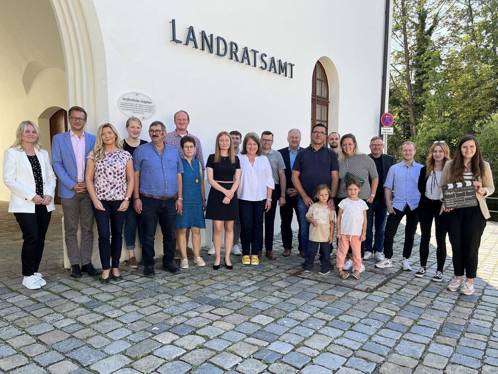 Katharina Schenk (1.v.re.) zeichnet für den Imagefilm „Heimat für Zukunft“ hauptverantwortlich, aber es waren viele Menschen an der Realisierung des Filmprojekts beteiligt. Gemeinsam mit Landrat Richard Reisinger (8.v.re.), Vertretern von Oberpfalz TV und den Protagonisten wurde ein Gruppenbild angefertigt Foto: Christine Hollederer