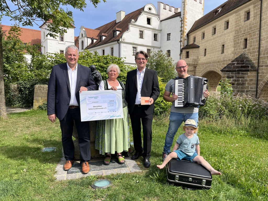 Landrat Richard Reisinger und Martha Pruy freuen sich über die Spende der Bayernwerk Netz GmbH, die Kommunalbetreuer Markus Windisch (von links) überreichte. Profiteur ist der Musikernachwuchs. Der steht bei Kreisheimatpfleger Dieter Kohl mit Sohn Jakob bereits in den Startlöchern Foto: Christine Hollederer