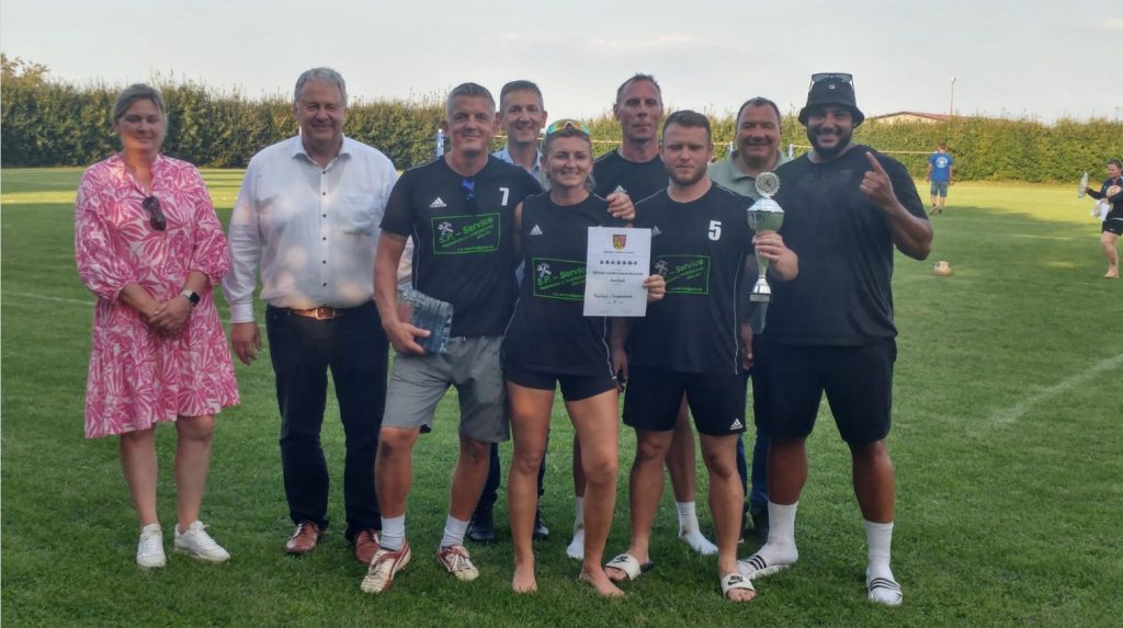 Gute Laune bei der Siegerehrung: Stefanie Winter, Richard Reisinger, Janusz Pawlica, Albert Geitner, Sylwia Pawlica, Andrzej Smolis, Dominik Sobestjanski, Robert Graf, Kevin Reiter (von links) Foto: Julian Heitzer