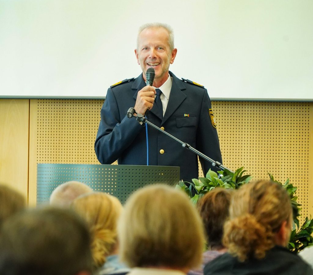 Der Oberpfälzer Polizeipräsident Thomas Schöniger ließ es sich nicht nehmen, die Teilnehmerinnen und Teilnehmer persönlich zu begrüßen und freute sich über die vielen motivierten Gesichter Foto: PP Oberpfalz, Tobias Weingärtner