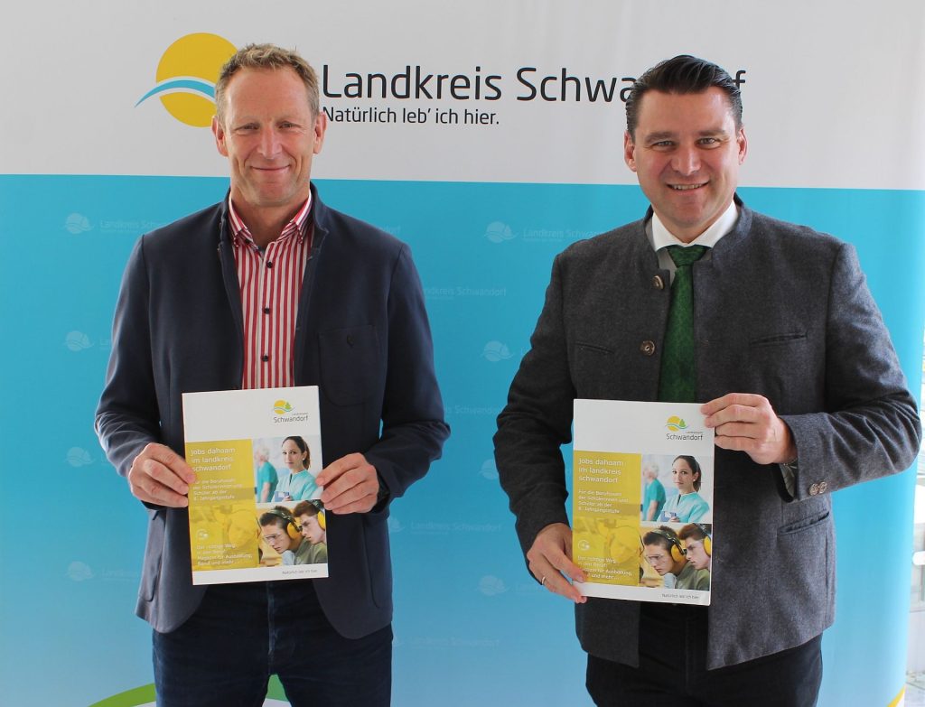 Landrat Thomas Ebeling (rechts) stellt zusammen mit Christian Meyer die neue Ausbildungsbroschüre „jobs dahoam im landkreis schwandorf“ vor Foto: Stephanie Dotzler, Landratsamt Schwandorf