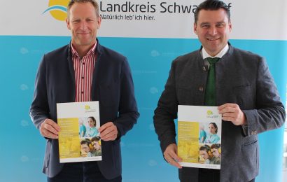 Landrat Thomas Ebeling (rechts) stellt zusammen mit Christian Meyer die neue Ausbildungsbroschüre „jobs dahoam im landkreis schwandorf“ vor Foto: Stephanie Dotzler, Landratsamt Schwandorf