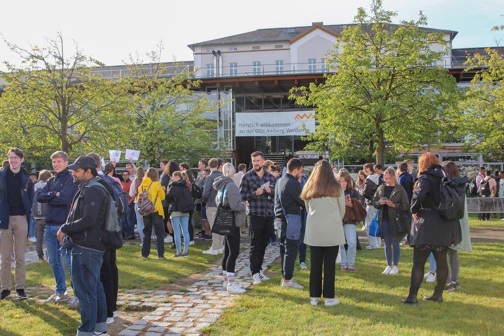 Strahlender Sonnenschein zum Start ins Studium Foto: Wiesel/OTH Amberg-Weiden