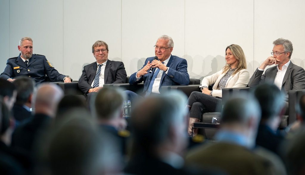 Bayerns Innenminister Joachim Herrmann nimmt am 16.10.2023 im MAN Truck Forum München an der 3. Verkehrssicherheitskonferenz teil. 'Rücksichtnahme im Blick' ist das Schwerpunktthema der 3. Verkehrssicherheitskonferenz zum Verkehrssicherheitsprogramm 2030 'Bayern mobil - Sicher ans Ziel'. Foto: Sebastian Widmann / StMI