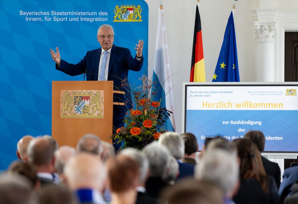 Joachim Herrmann, bayerischer Minister des Inneren, für Sport und Integration, händigt die "Sportplakette des Bundespräsidenten" an 18 bayerische Vereine am 21.10.2023 im Churfürstensaal im Kloster Fürstenfeld in Fürstenfeldbruck aus.