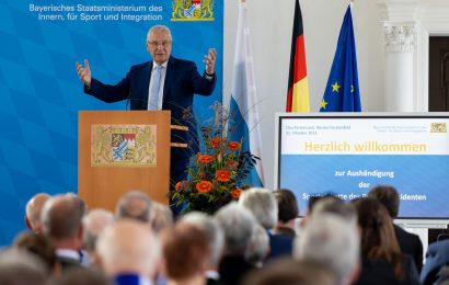 Herrmann händigt an zwei Schützenvereine und fünfzehn Turn- und Sportvereine die Sportplakette des Bundespräsidenten aus