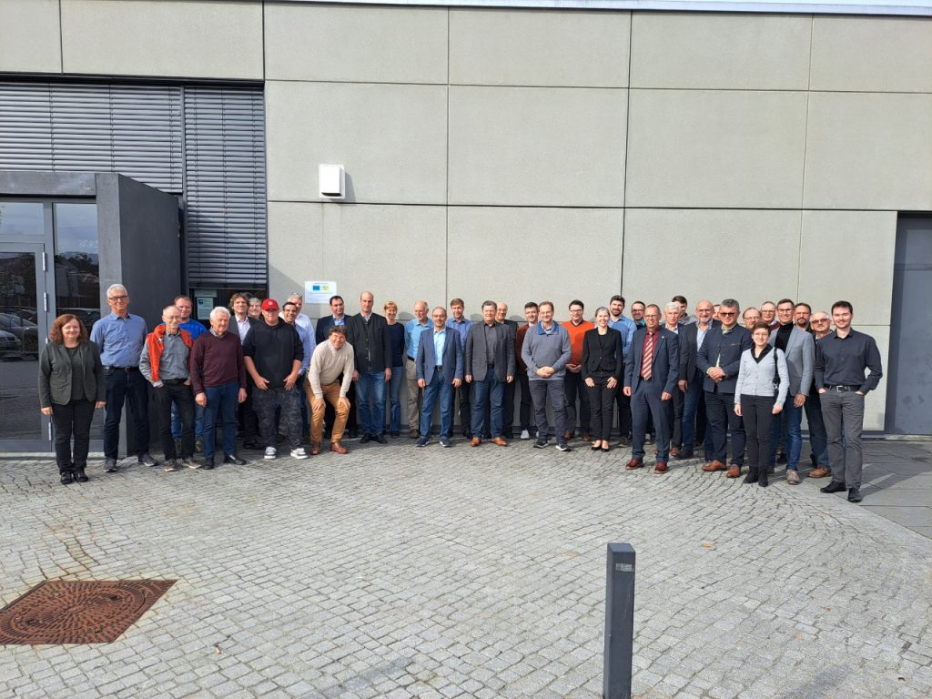 Die Teilnehmer des Runden Tisches beim Gruppenfoto vor der Schwarzachtalhalle in Neunburg vorm Wald
Regierung der Oberpfalz/Schoberer