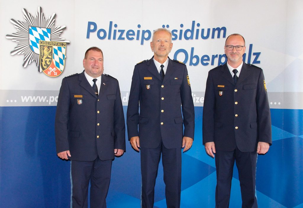 v.l.n.r.: Erster Polizeihauptkommissar Roland Heldwein, Polizeipräsident Thomas Schöniger, Polizeihauptkommissar Harald Fuchs Foto: PP Oberpfalz, PHK Joachim Baumer