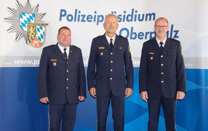 v.l.n.r.: Erster Polizeihauptkommissar Roland Heldwein, Polizeipräsident Thomas Schöniger, Polizeihauptkommissar Harald Fuchs Foto: PP Oberpfalz, PHK Joachim Baumer