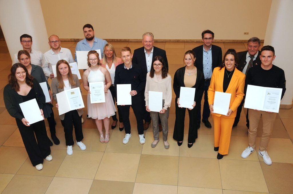 Die Besten des Beruflichen Schulzentrums Sulzbach-Rosenberg erhielten im Landratsamt Preise und Urkunden Foto: Joachim Gebhardt