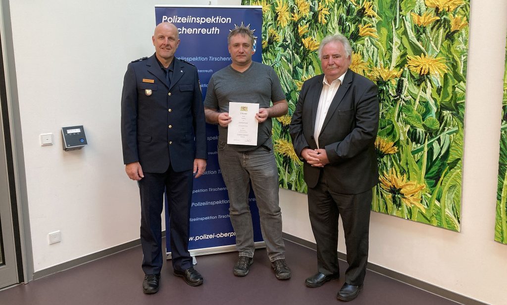 Von links: Erster Polizeihauptkommissar Günther Burkhard; Neues Mitglied der Sicherheitswacht Kai Dämmer; Zweiter Bürgermeister der Stadt Tirschenreuth Peter Gold Foto: PI Tirschenreuth