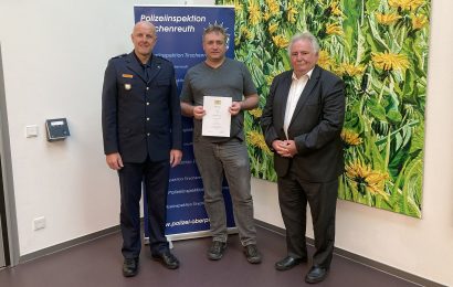 Von links: Erster Polizeihauptkommissar Günther Burkhard; Neues Mitglied der Sicherheitswacht Kai Dämmer; Zweiter Bürgermeister der Stadt Tirschenreuth Peter Gold Foto: PI Tirschenreuth