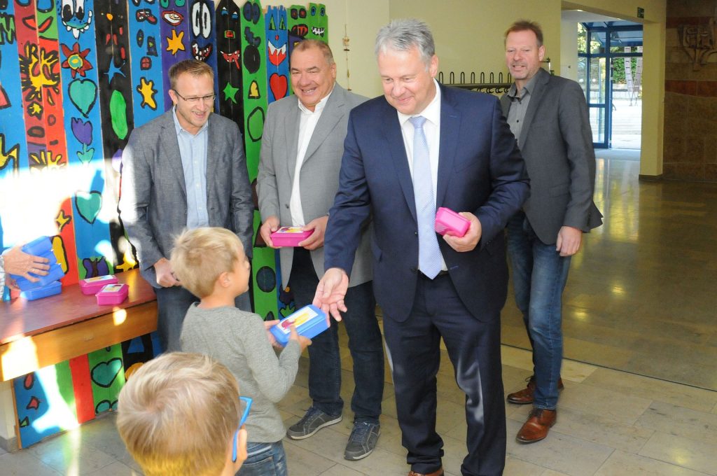 2018 verteilte Landrat Richard Reisinger Brotzeitboxen an der Grundschule in Lintach (Gemeinde Freudenberg) Archiv-Foto: Christine Hollederer (2018)