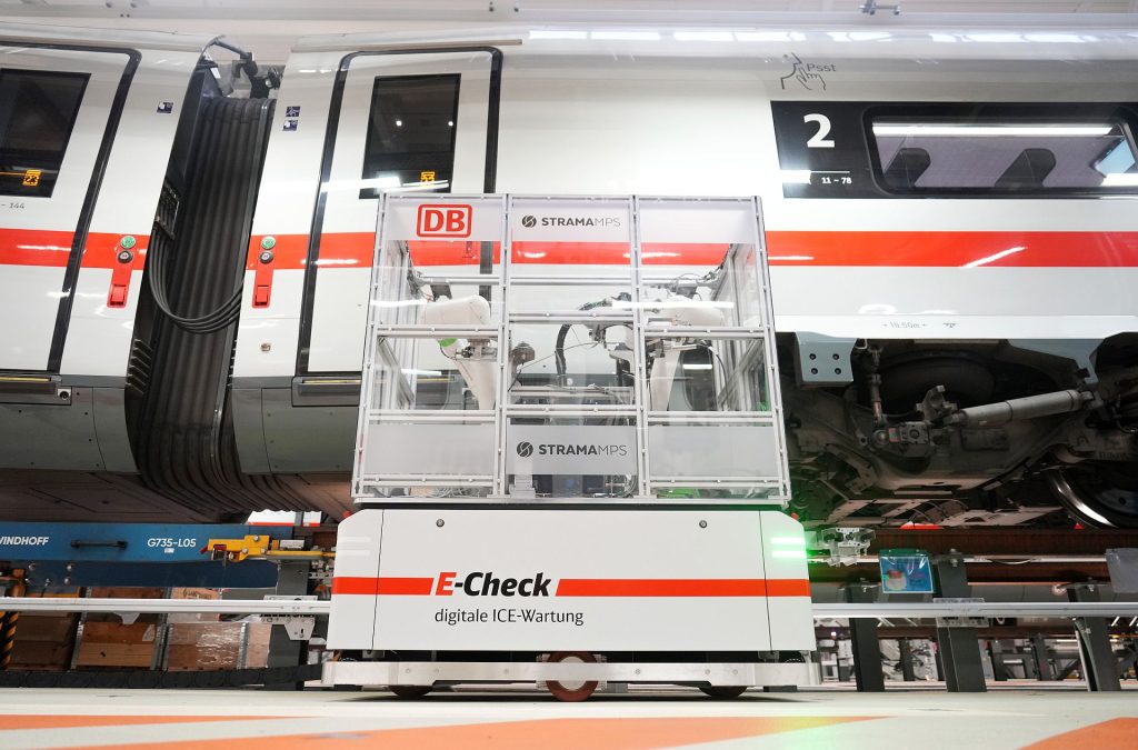 E-Check - digitale ICE Wartung im Werk Köln-Nippes
Cobot inkl. KI – der fahrbare Roboter versorgt den ICE mit Frischwasser und pumpt das Abwasser ab.