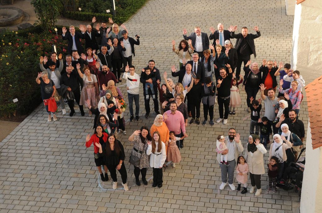 Im Hof des Landratsamtes stellten sich die Neubürger in Form der Jahreszahl 2023 auf und winkten begeistert Foto: Joachim Gebhardt