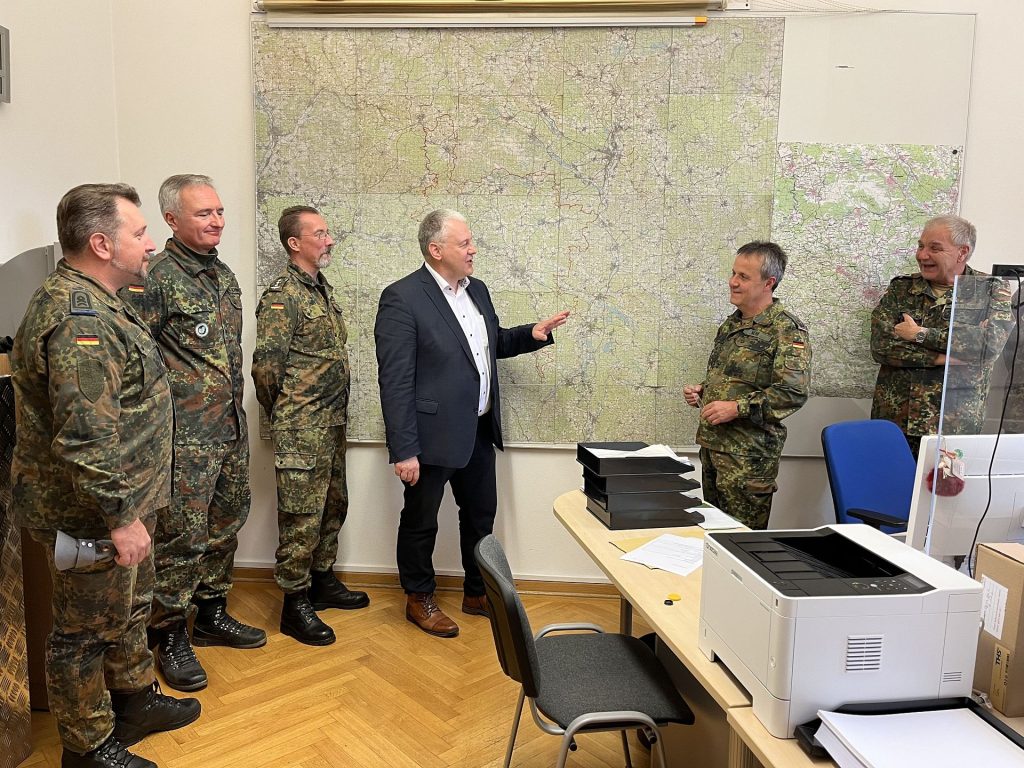 Vor der Einsatzkarte in den Räumen der Führungsgruppe Katastrophenschutz tauschten sich Landrat Richard Reisinger und Oberstleutnant Ludwig Nerb (3. und 2. von rechts) aus. Begleitet wurde der Oberstleutnant von Stabsfeldwebel Daniel Stahl, Hauptmann Dr. Harald Schwartz, Hauptmann Andreas Hahn, Stabsfeldwebel Hans Geitner (von links) und Stabsfeldwebel Florian Junkes (nicht auf dem Bild) Foto: Christine Hollederer