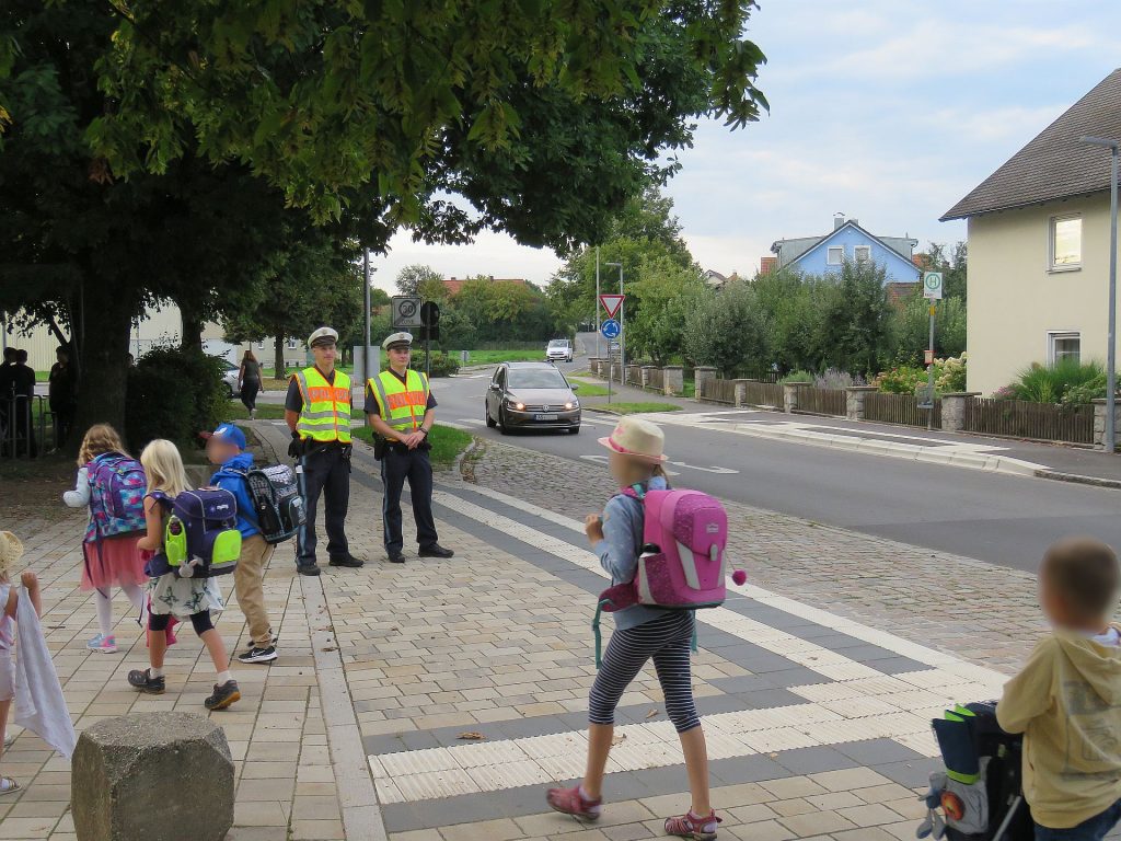 Bild zeigt Polizeiobermeister Weigert und Polizeioberwachtmeister Hahn bei der Schulwegsicherung Quelle: PI Sulzbach-Rosenberg