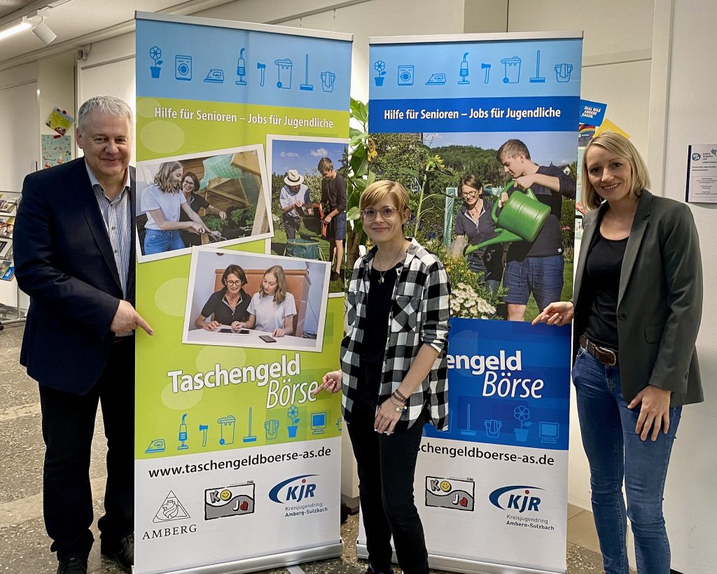 Landrat Reisinger (links) begrüßt die neue Mitarbeiterin der Taschengeldbörse, Susanna Morton (Mitte). Gemeinsam mit Iris Pinzenöhler (rechts) kümmert sie sich um die Vermittlung von Jobs in Sulzbach-Rosenberg und im nördlichen Landkreis Foto: Kreisjugendring Amberg-Sulzbach | Iris Pinzenöhler