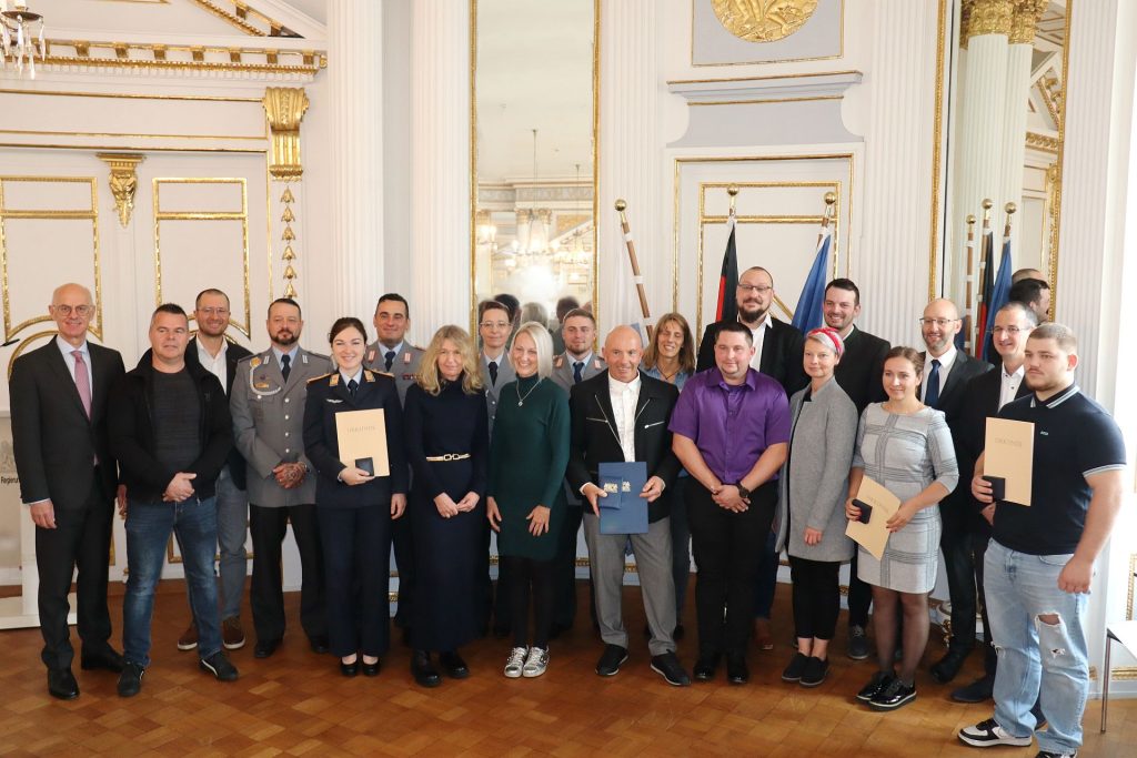 Regierungspräsident Walter Jonas zusammen mit den geehrten Lebensretterinnen und Lebensrettern
Regierung der Oberpfalz/Stühlinger-Weinhändler