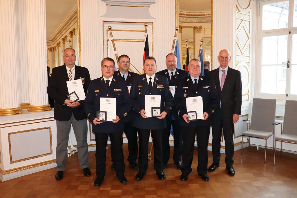 Regierungspräsident Walter Jonas zusammen mit den Geehrten
Foto: Regierung der Oberpfalz/Stühlinger-Weinhändler