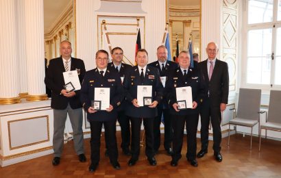 Regierungspräsident Walter Jonas zusammen mit den Geehrten Foto: Regierung der Oberpfalz/Stühlinger-Weinhändler