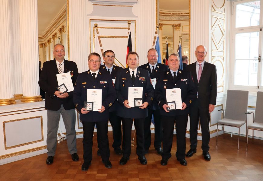 Steckkreuze für besondere Verdienste um das Feuerwehrwesen und für besondere Verdienste um die DLRG an Oberpfälzer verliehen