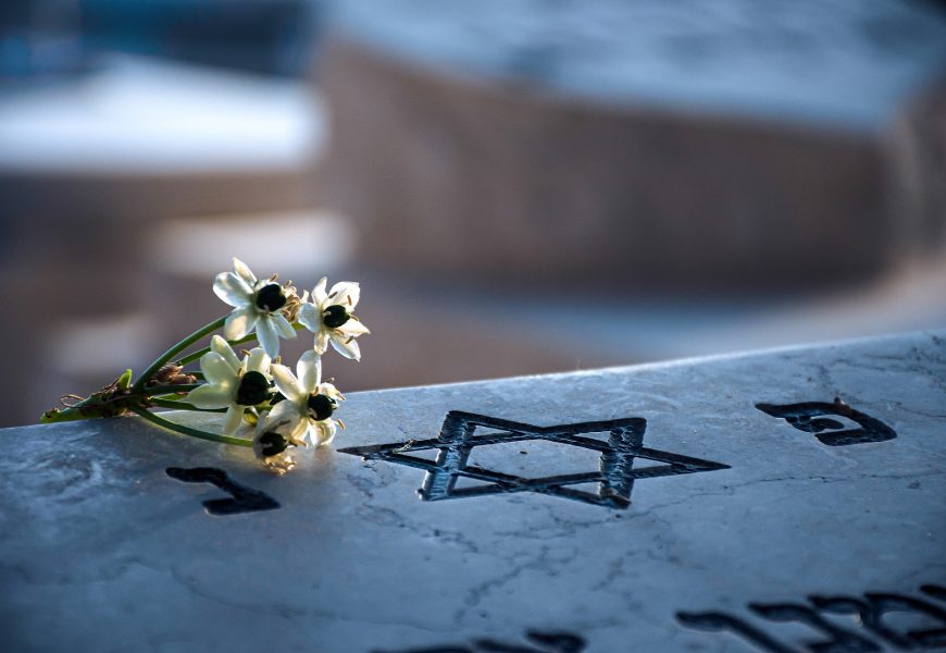 Sachbeschädigung an jüdischem Grabstein – Zeugenaufruf