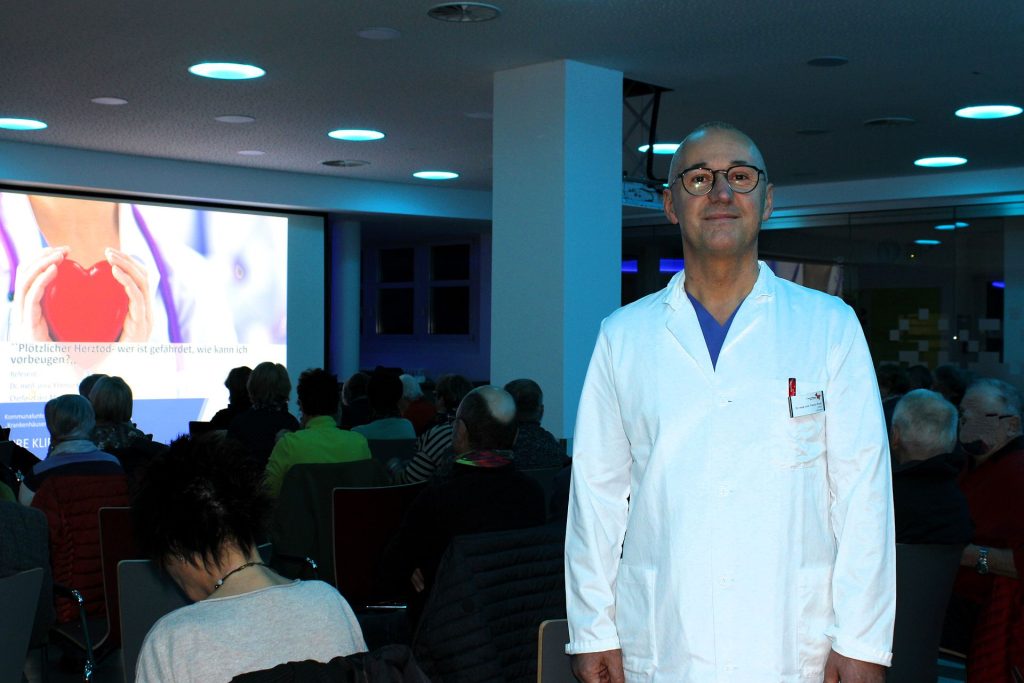 Chefarzt Dr. Flamur Kryezi vor seinem Vortrag über den plötzlichen Herztod Foto: Marie Ehras, St. Anna Krankenhaus