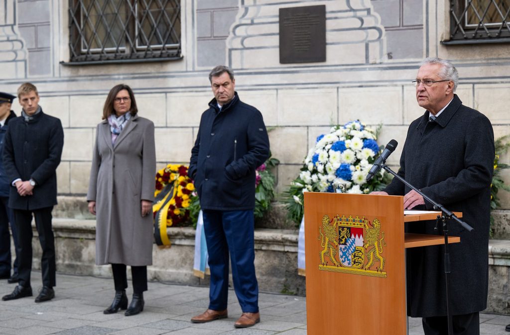 Innenminister Joachim Herrmann nimmt am 09.11.2023 in München an einer Gedenkveranstaltung für vier Polizeibeamte, die für die Verteidigung der Demokratie am 09.11.1923  ihr Leben lassen mussten, teil.  Bayerns Ministerpräsident Dr. Markus Söder, Landtagspräsidentin Ilse Aigner und Innenminister Joachim Herrmann gedenken der getöteten Polizisten - Kranzniederlegung in München. Am 9. November jährt sich der sogenannte 'Hitler-Putsch' zum 100. Mal. Schon am Abend des 8. November 1923 hatte Hitler versucht, durch einen bewaffneten Aufstand die Regierungen in München und Berlin abzusetzen und selbst durch einen Putsch die Macht zu ergreifen. Er verbündete sich mit rechtsradikalen Kräften und wollte gleichzeitig rechtskonservative Kreise in der bayerischen Regierung und Verwaltung auf seine Seite ziehen. Am Folgetag, dem 9. November 1923, fand der berüchtigte 'Marsch zur Feldherrnhalle' von Hitler und anderen Nationalsozialisten statt, der durch die Bayerische Landespolizei gestoppt werden konnte. Hitlers Vorhaben scheiterte, jedoch wurden bei diesen Auseinandersetzungen 20 Personen getötet, darunter auch vier Beamte der Bayerischen Landespolizei. Foto: Sebastian Widmann