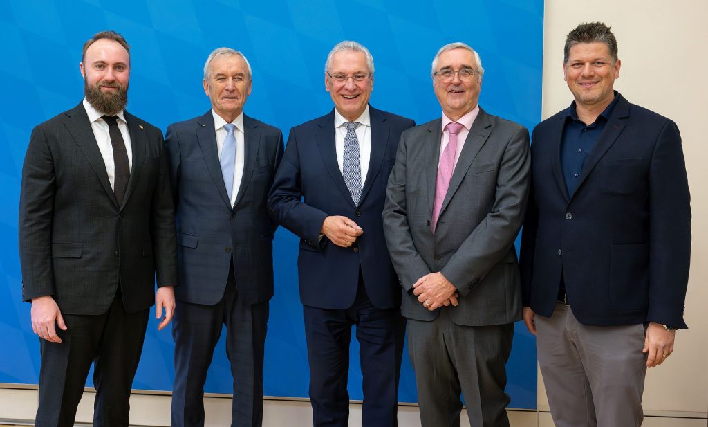 Dr. Philip Maruhn (l-r), Arnulf Melzer, Vorsitzender des Stiftungsvorstandes, Staatsminister Joachim Herrmann, Juergen Brenner-Hartmann und Dominik Einzel posieren für ein Foto. 
Staatsminister Joachim Herrmann nimmt am 23.11.2023 in München an der Verleihung des Joseph-Ströbl-Preis teil. Die 'Joseph und Sonja Ströbl-Stiftung' an der Technischen Universität München setzt sich für mehr Sicherheit auf Bayerns Straßen ein. Jährlich verleiht die Stiftung den 'Joseph-Ströbl-Preis für besondere Verdienste um die Verkehrssicherheit' an Personen, die mit ihren journalistischen oder wissenschaftlichen Leistungen wesentlich zu mehr Verkehrssicherheit beitragen.   Foto: Sebastian Widmann / StMI