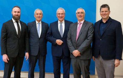 Dr. Philip Maruhn (l-r), Arnulf Melzer, Vorsitzender des Stiftungsvorstandes, Staatsminister Joachim Herrmann, Juergen Brenner-Hartmann und Dominik Einzel posieren für ein Foto. Staatsminister Joachim Herrmann nimmt am 23.11.2023 in München an der Verleihung des Joseph-Ströbl-Preis teil. Die 'Joseph und Sonja Ströbl-Stiftung' an der Technischen Universität München setzt sich für mehr Sicherheit auf Bayerns Straßen ein. Jährlich verleiht die Stiftung den 'Joseph-Ströbl-Preis für besondere Verdienste um die Verkehrssicherheit' an Personen, die mit ihren journalistischen oder wissenschaftlichen Leistungen wesentlich zu mehr Verkehrssicherheit beitragen. Foto: Sebastian Widmann / StMI