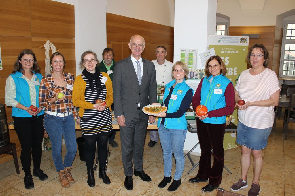 Daniela Lang, Carmen Schmidhuber-Ebner, Susanne Pledl, Georg Stöckl, Walter Jonas, Hermann Fraidel, Julia Biegerl, Eva Spießl-Mayr, Birgit Fraidel (v.li.)
Regierung der Oberpfalz/Schmied