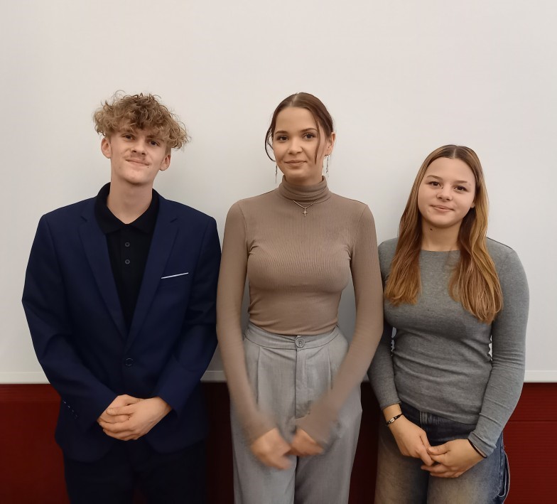 Bezirksschülersprecherin Lakisha Bolas, SFZ Regensburg (Mitte), Stellvertreter Lea Söllner, SFZ Neutraubling und Dominik Streher, SFZ Sulzbach-Rosenberg
Regierung der Oberpfalz/Fronek