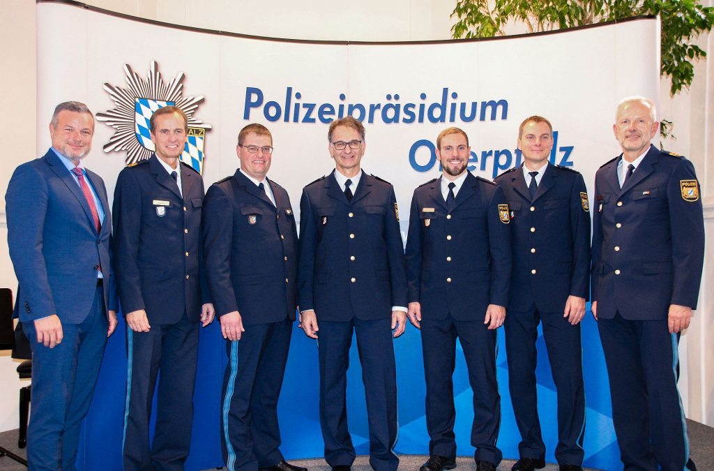 Foto v.l.n.r.: Polizeioberrat Christian Kiener, Polizeivizepräsident Robert Fuchs, Polizeihauptkommissar Florian Meier, Erster Polizeihauptkommissar Reiner Wiedenbauer, Polizeioberkommissar Michael Duschl, Polizeihauptkommissar Franz-Xaver Michl, Polizeipräsident Thomas Schöniger Foto: Polizeipräsidium Oberpfalz, PHK Joachim Baumer