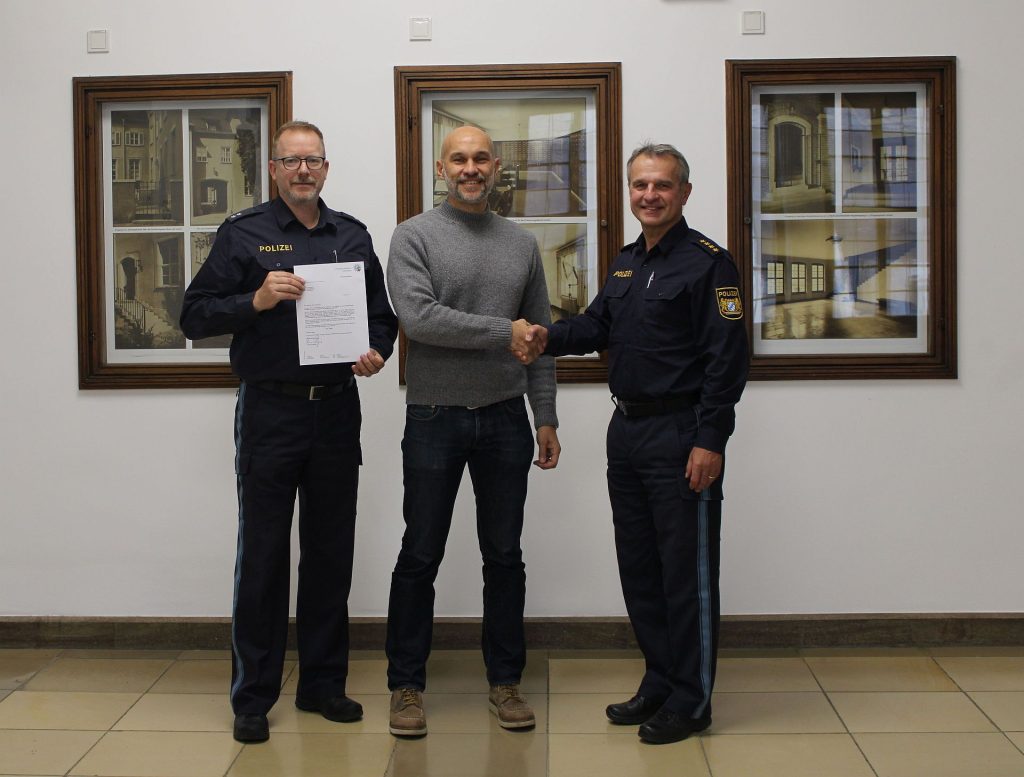 Die Polizeiinspektion Regensburg Süd bedankt sich bei Herrn Francescon. Von links nach rechts: Polizeioberkommissar Markus Reitmeier, Alessio Francescon, Leitender Polizeidirektor Gerhard Roider Foto: Lechner, PI Regensburg Süd