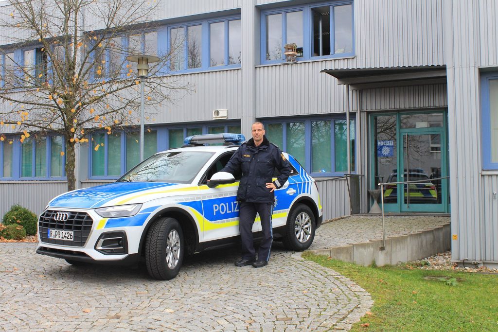 PHK Albert Brück mit dem neuen Dienstwagen vor der Dienststelle in Regenstauf Foto: Kronthaler