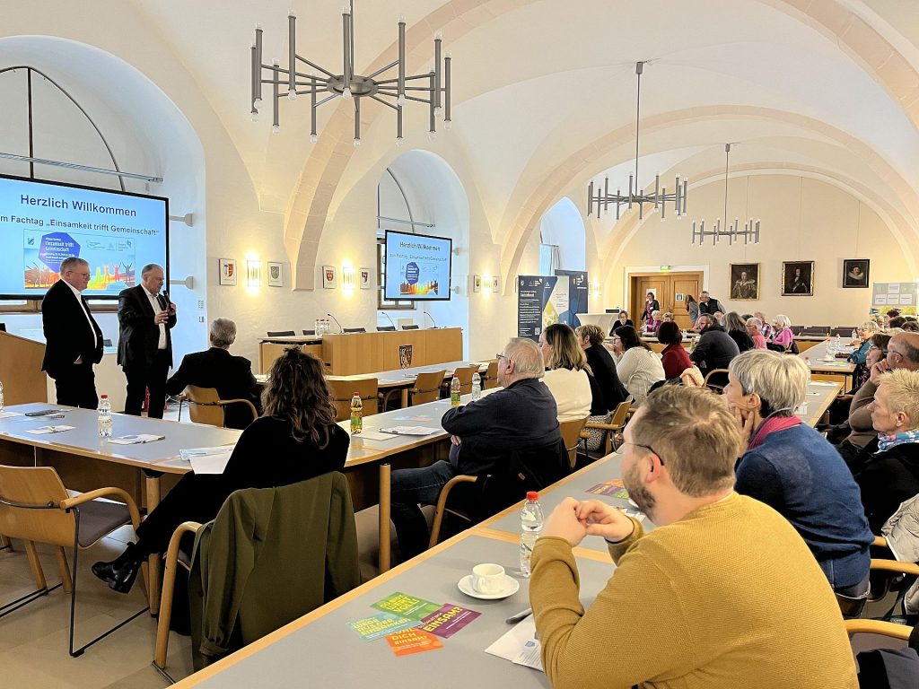 Oberbürgermeister Michael Cerny und Landrat Richard Reisinger begrüßten die Gäste im König-Ruprecht-Saal zum Fachtag „Einsamkeit trifft Gemeinschaft“ Foto: Christine Hollederer