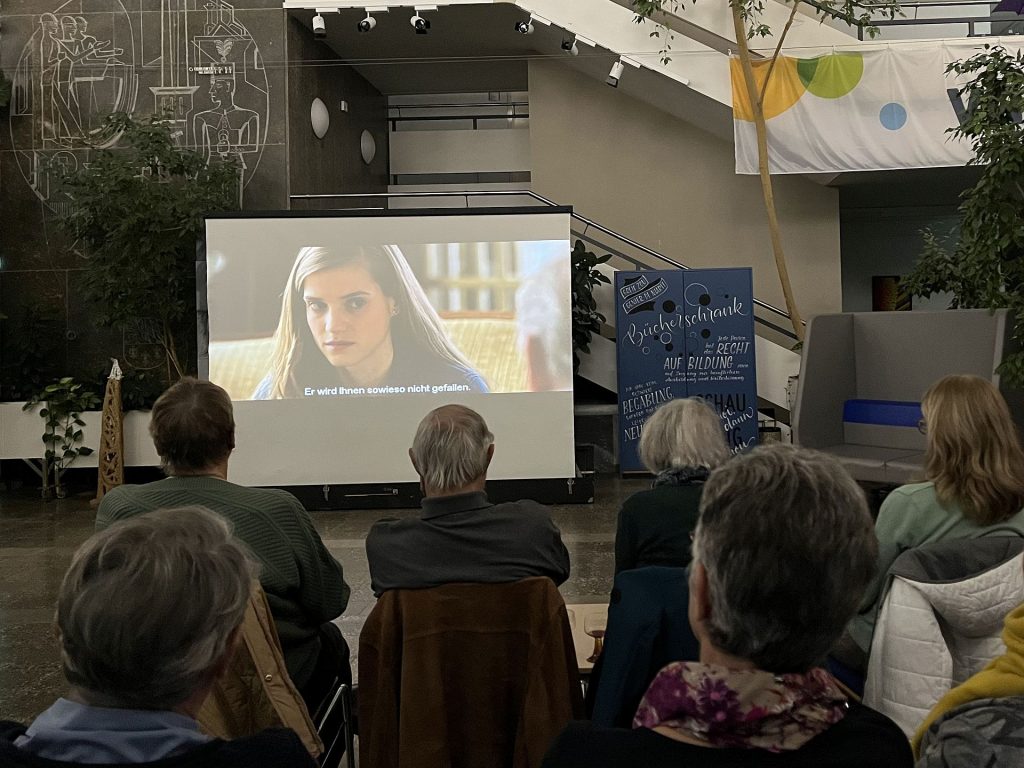 Das Atrium des LCC in Sulzbach-Rosenberg war beim deutsch-französischen Filmabend gut besucht Foto: Christine Hollederer