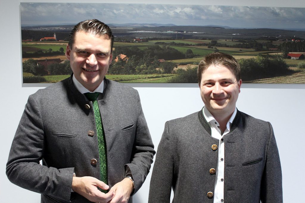 Forstbetriebsleiter Dominik Schwarz (rechts) stattete Landrat Thomas Ebeling einen Antrittsbesuch ab Foto: Hans Prechtl, Landratsamt Schwandorf