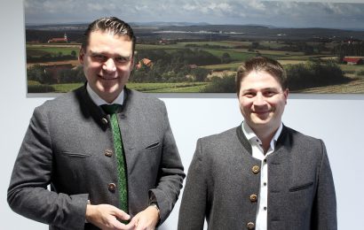 Forstbetriebsleiter Dominik Schwarz (rechts) stattete Landrat Thomas Ebeling einen Antrittsbesuch ab Foto: Hans Prechtl, Landratsamt Schwandorf