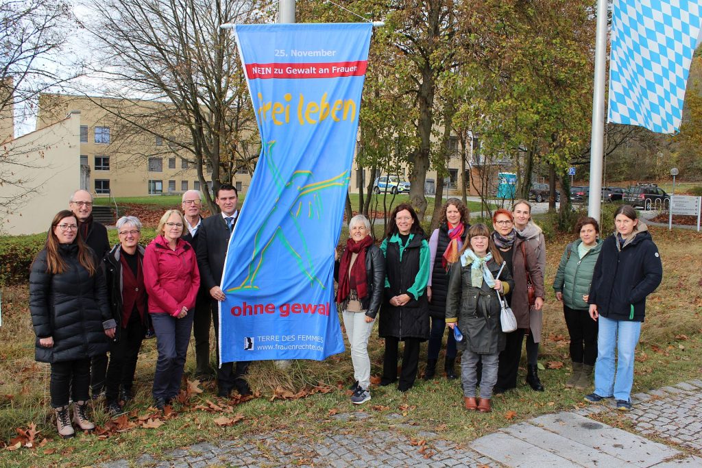 Landrat Thomas Ebeling und Kooperationsbeteiligte hissen am Landratsamt die Flagge zum Gedenktag „Nein zu Gewalt an Frauen“ Foto: Hans Prechtl, Landratsamt Schwandorf