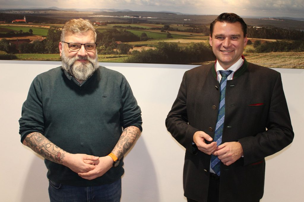 Thomas Kuban (links) stellte sich als neuer Leiter der Naabtal-Realschule in Nabburg bei Landrat Thomas Ebeling vor Foto: Hans Prechtl, Landratsamt Schwandorf