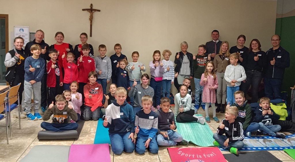 Die teilnehmenden Kinder zusammen mit Landrat Thomas Ebeling, Gleichstellungsbeauftragter Helga Forster und den Workshopleitern Roland und Sina Hofbauer mit den unterstützenden Auszubildenden. (Jochen Manz, Landratsamt Schwandorf)