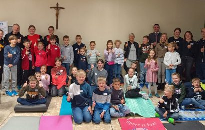 Die teilnehmenden Kinder zusammen mit Landrat Thomas Ebeling, Gleichstellungsbeauftragter Helga Forster und den Workshopleitern Roland und Sina Hofbauer mit den unterstützenden Auszubildenden. (Jochen Manz, Landratsamt Schwandorf)