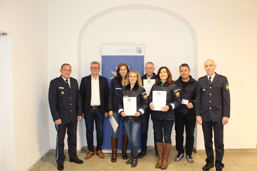 von links nach rechts: Dienststellenleiter Michael Kernebeck, Bürgermeister Michael Göth, Regina Schärtl, Andrea Zeitler, Arno Thomeczek, Inna Lehnerer, Thomas Zeitler, stellv. Dienststellenleiter Tobias Plößl