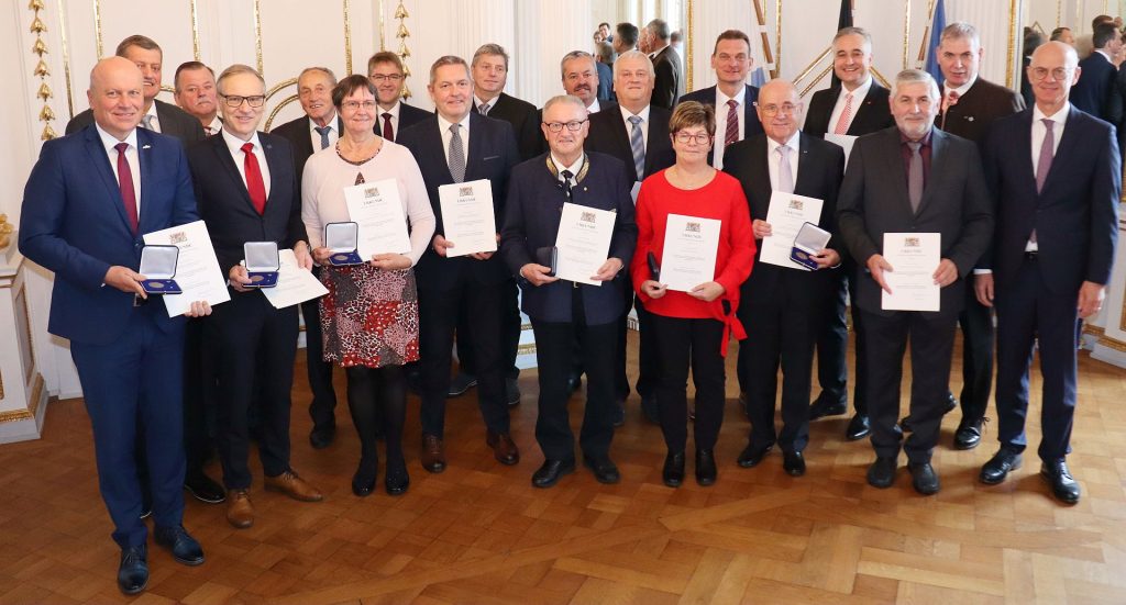 Regierungspräsident Walter Jonas (1.v.r.) mit den Geehrten
Foto: Regierung der Oberpfalz/Stühlinger-Weinhändler