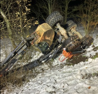 Bagger rutscht in den Straßengraben