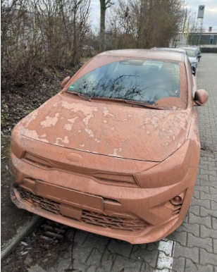 Das völlig verschlammte Auto muss professionell gereinigt werden Foto: PI Amberg